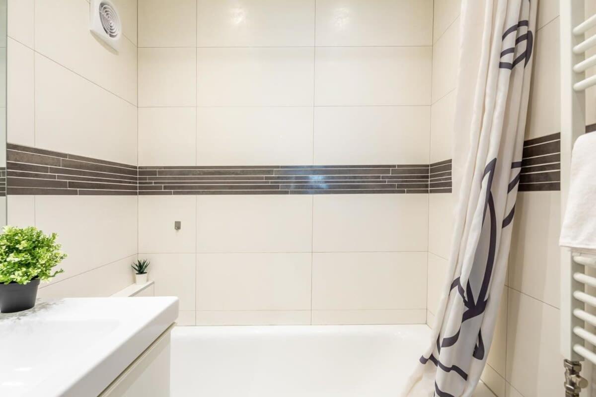 Cozy Quiet Apartment With A Balcony Budapest Bagian luar foto